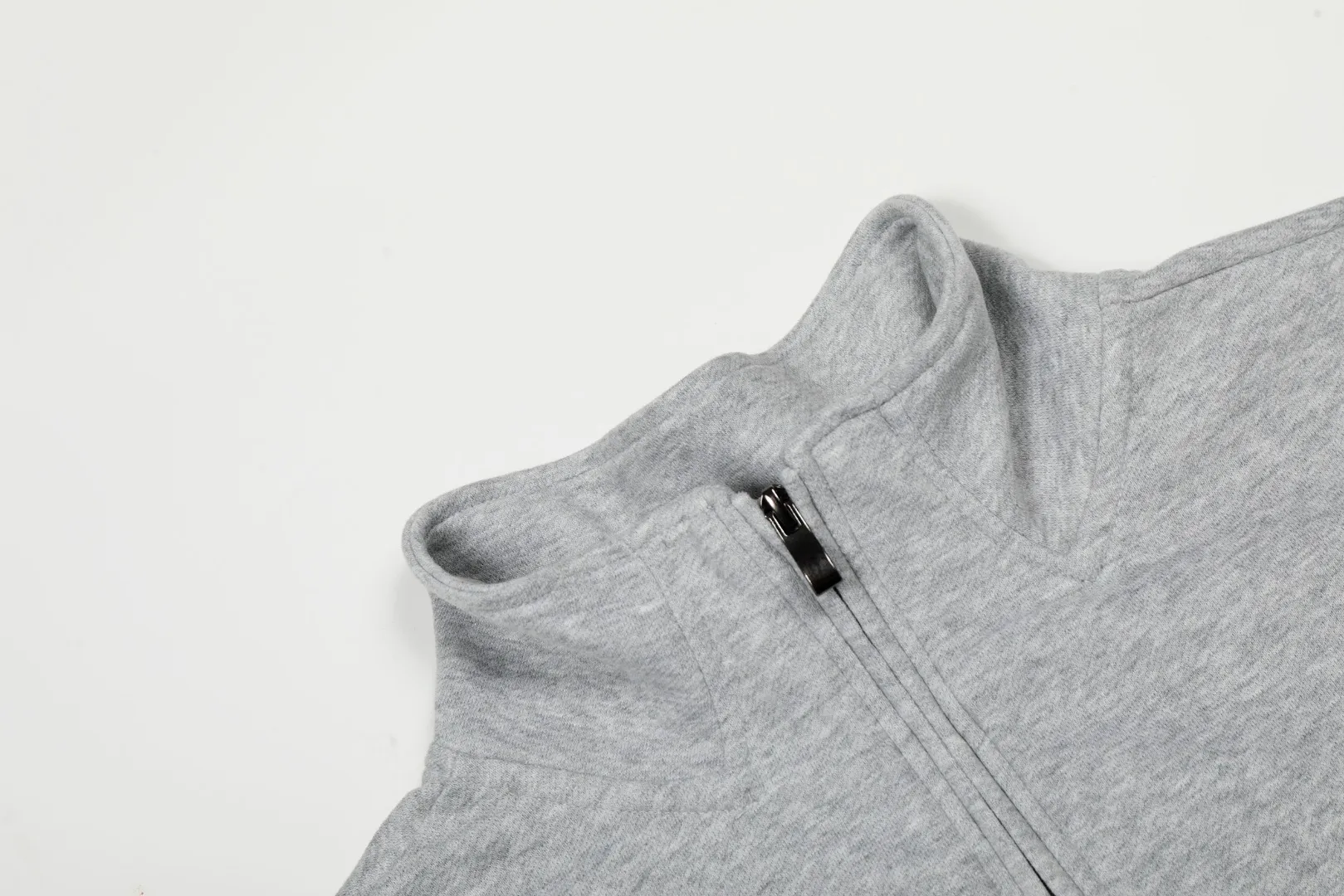 P220 Top quality" Style number: T5100# [Ralph Lauren classic pony embroidered half-zip lapel POLO sweatshirt] ✅Ralph Lauren Ralph Lauren autumn and winter basic versatile polo lapel sweatshirt for men and women couples ✅Moderate thickness, comfortable and soft fabric, strong breathability, can be worn alone or under, ✅Old money style, lazy style, popular retro style simple style, ✅Classic basic version Can be worn between 90kg and 160kg. ✅Wear alone in autumn and winter. Simple and easy to wear under the hood. Recommended for couples. Size: S-L. Color: Black Gray Khaki